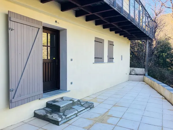 Terrasse et façade de la maison de Sisco