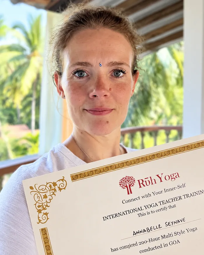 Annabelle Seynave, professeure de Hatha Yoga à Bruxelles — Centre Santosha