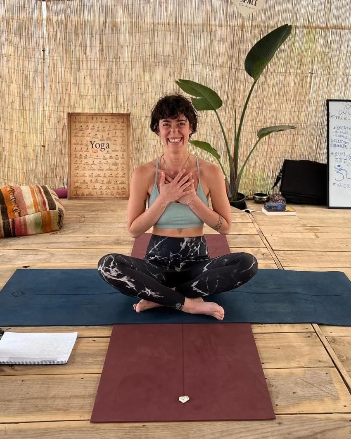 Danya Hershkowitz, professeure de Hatha Yoga et Flow à Bruxelles — Centre Santosha